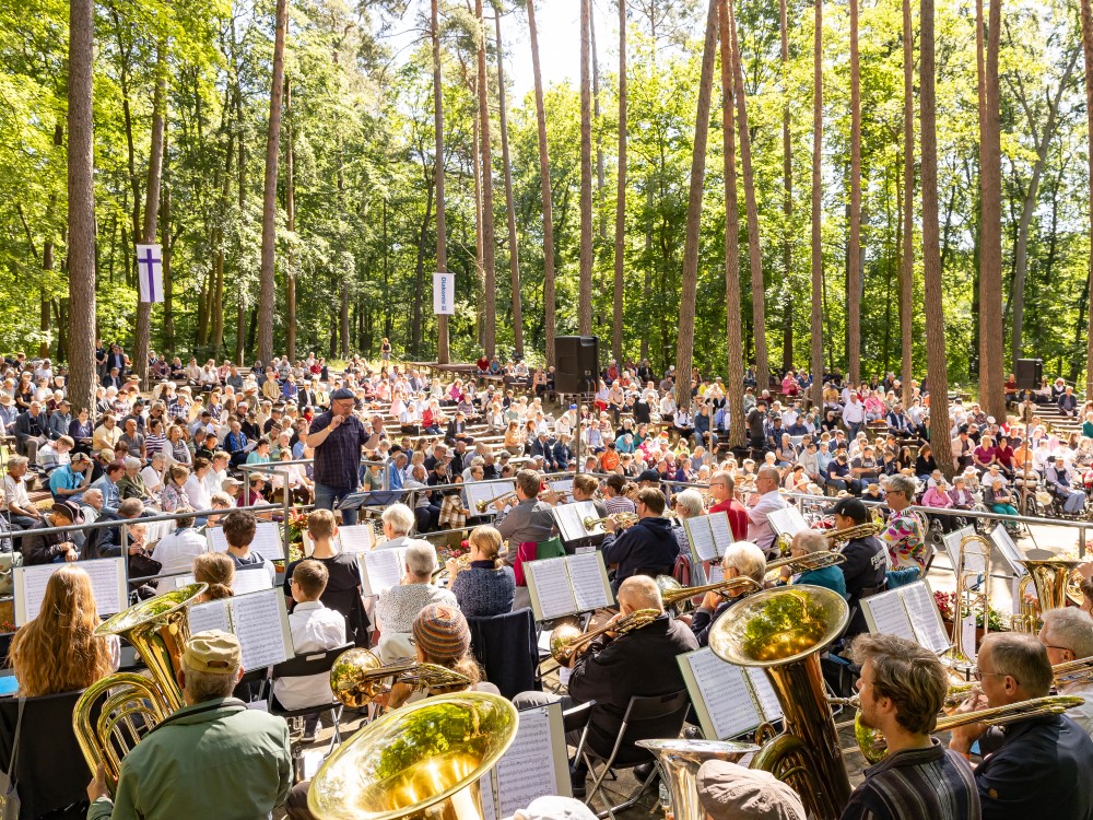 Die vollbesetzte Waldkirche in Lobetal beim Jahresfest 2024